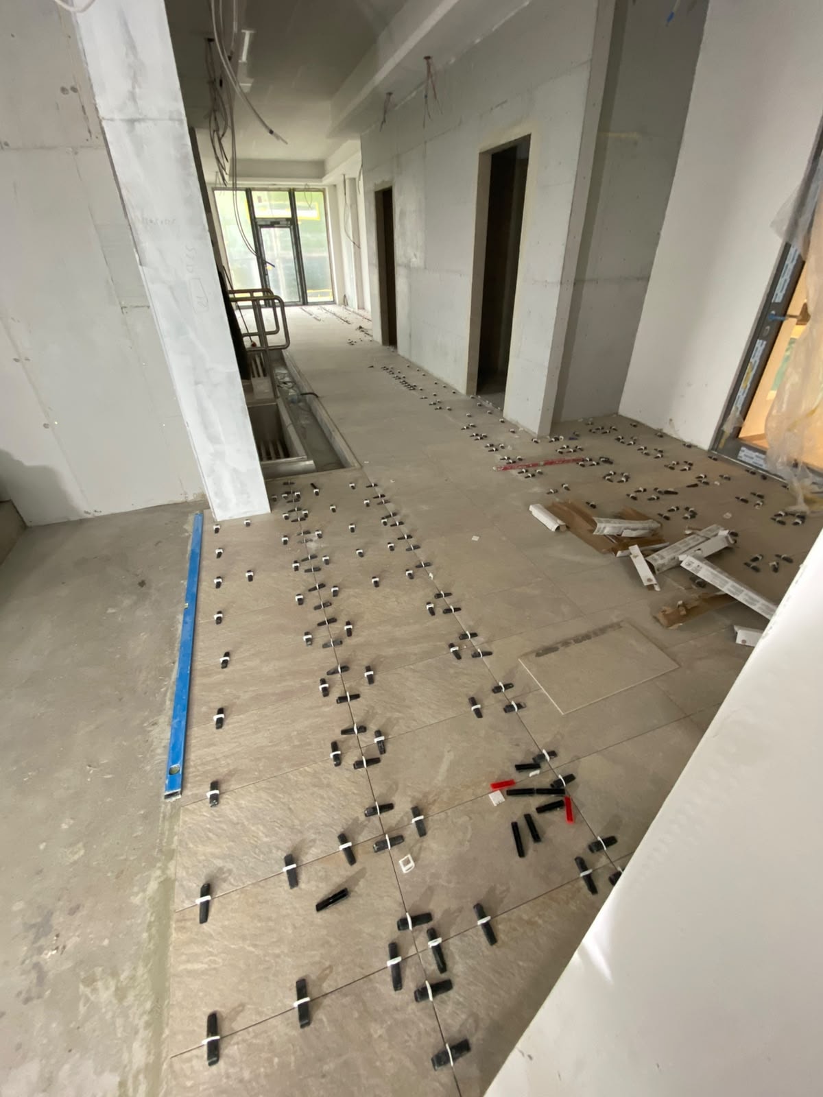 Großflächige Fliesenverlegung Gewerbe Nivelliersystem