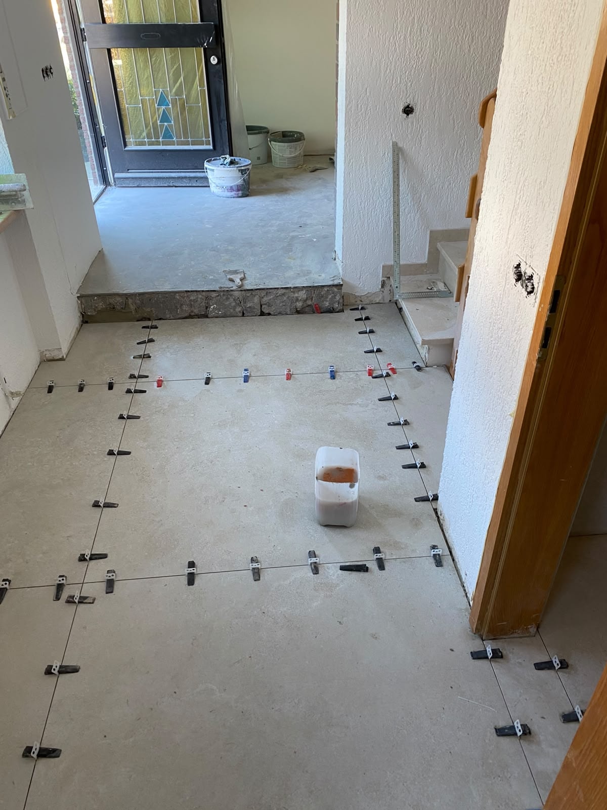 Flur Fliesenverlegung mit Nivelliersystem