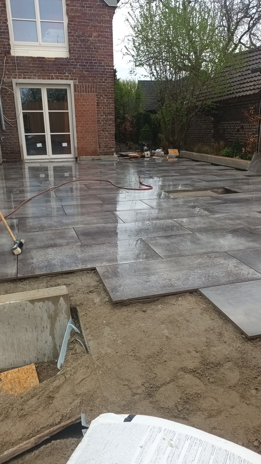 Terrassenplatten nach dem Wässern